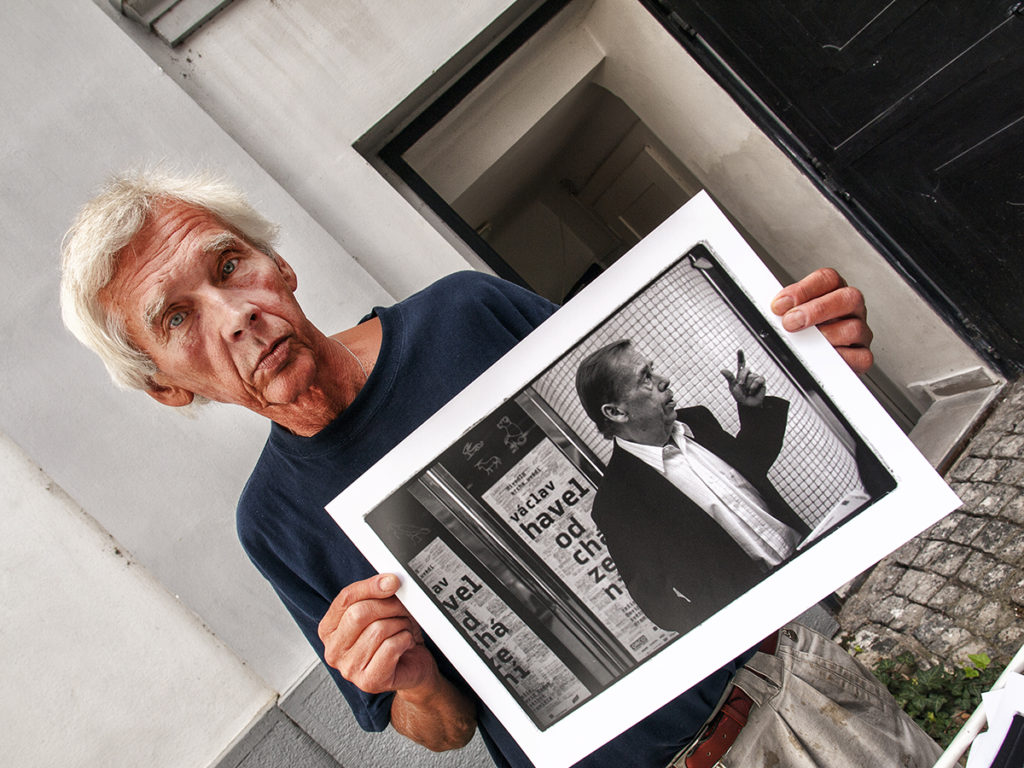 Václav Havel otiskl k sedmdesátinám 70 x palec…na 70 medailí