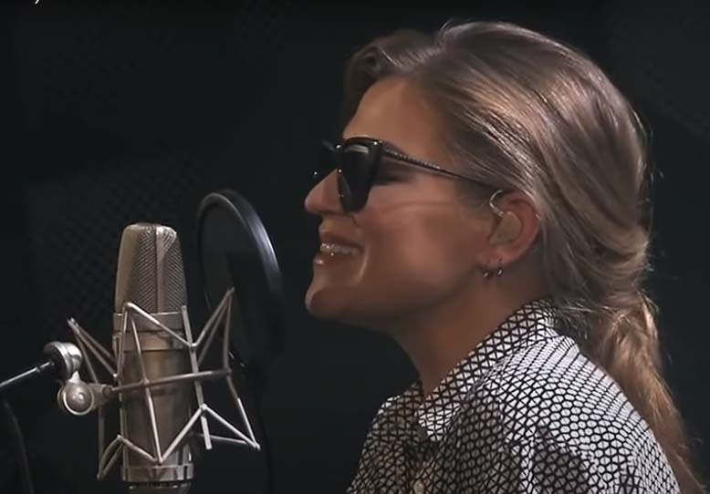 Melody Gardot – hudba ji pomohla zvítězit nad osudem a teď hudbou sama pomáhá