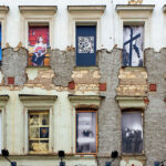 Venkovní výstava fotografií na fasádě domu SmetanaQ vzbuzuje Naději