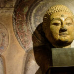 Buddha zblízka ve Valdštejnské jízdárně