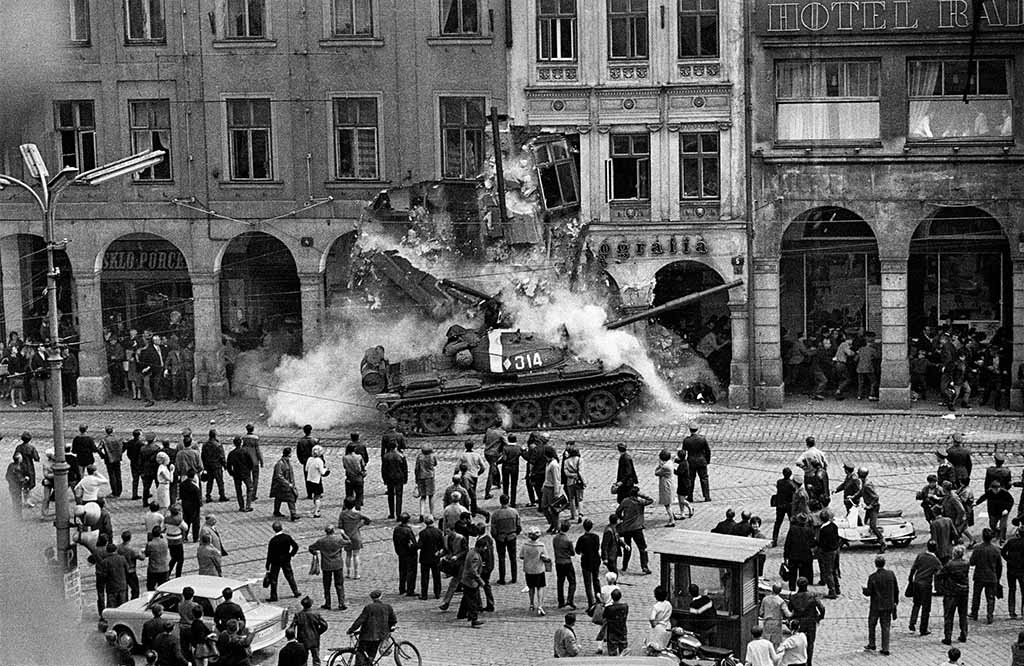 Leica Gallery Prague zve na  novou skupinovou výstavu fotografií Nutíte nás nezapomínat