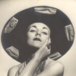 Retrospektiva fotografií Alice Springs v Berlíně prodloužena