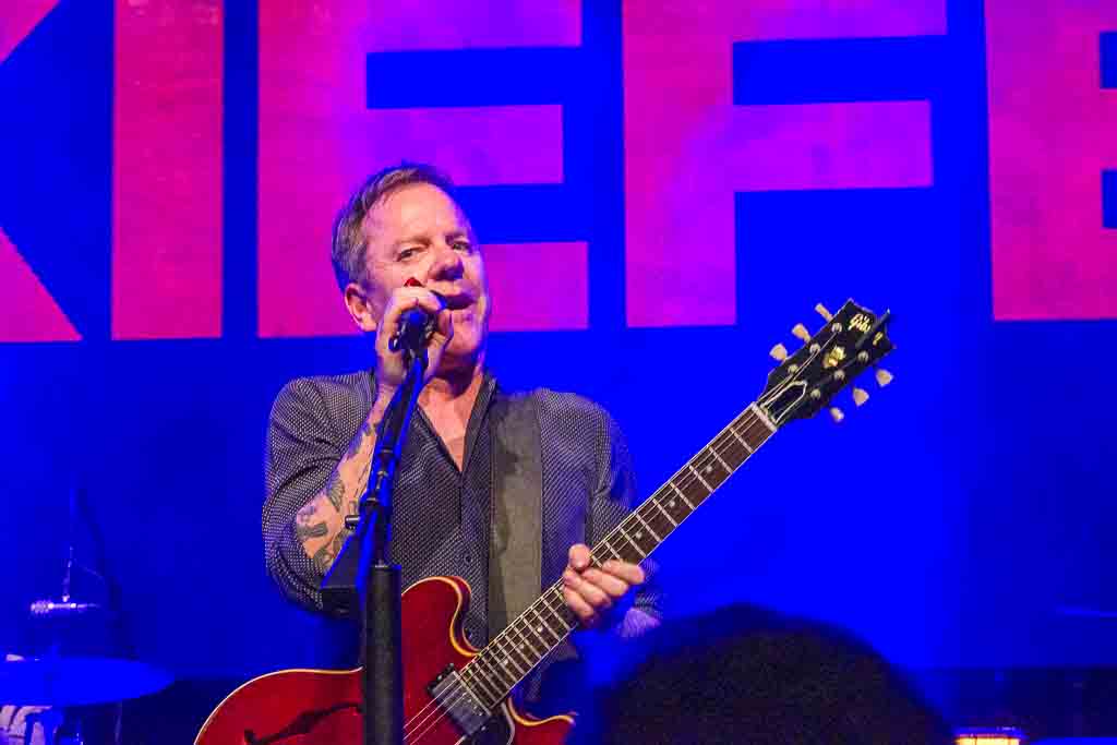 Kiefer Sutherland dostal do varu Lucerna Music Bar