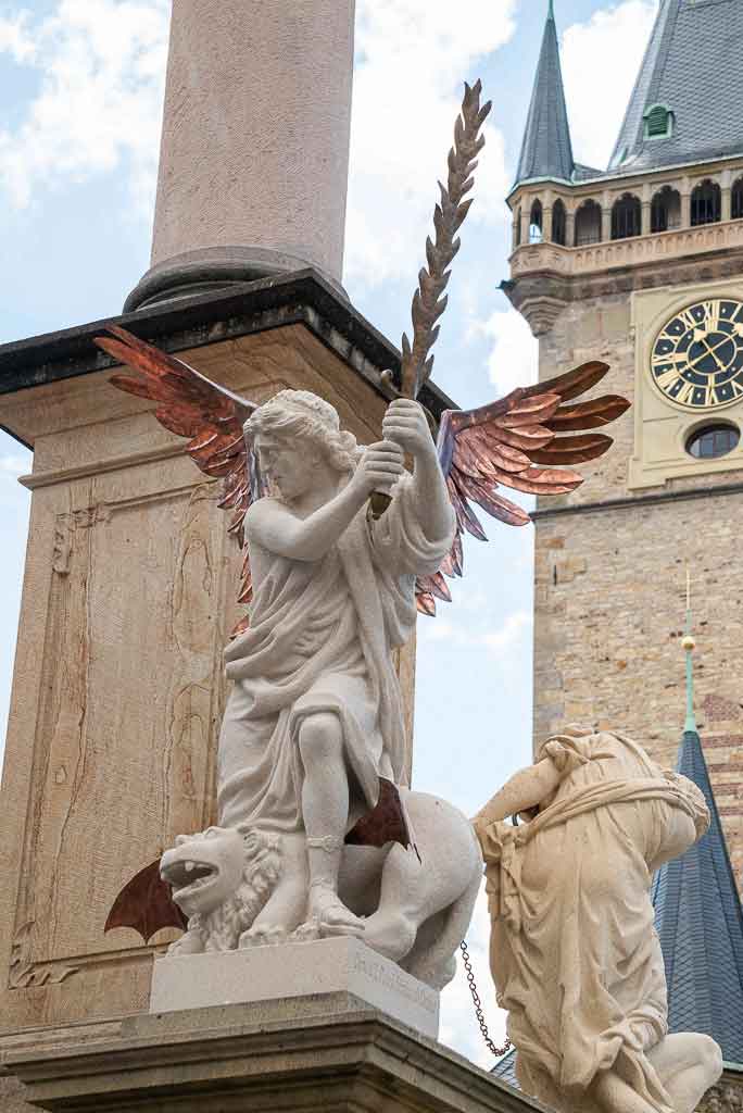 Mariánský sloup na Staroměstském náměstí – andělé mají křídla