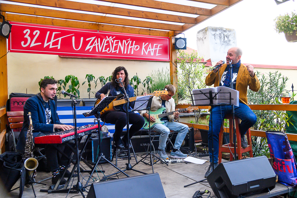 32. narozeniny U zavěšenýho kafe doprovodila kapela Marek & the Seladons
